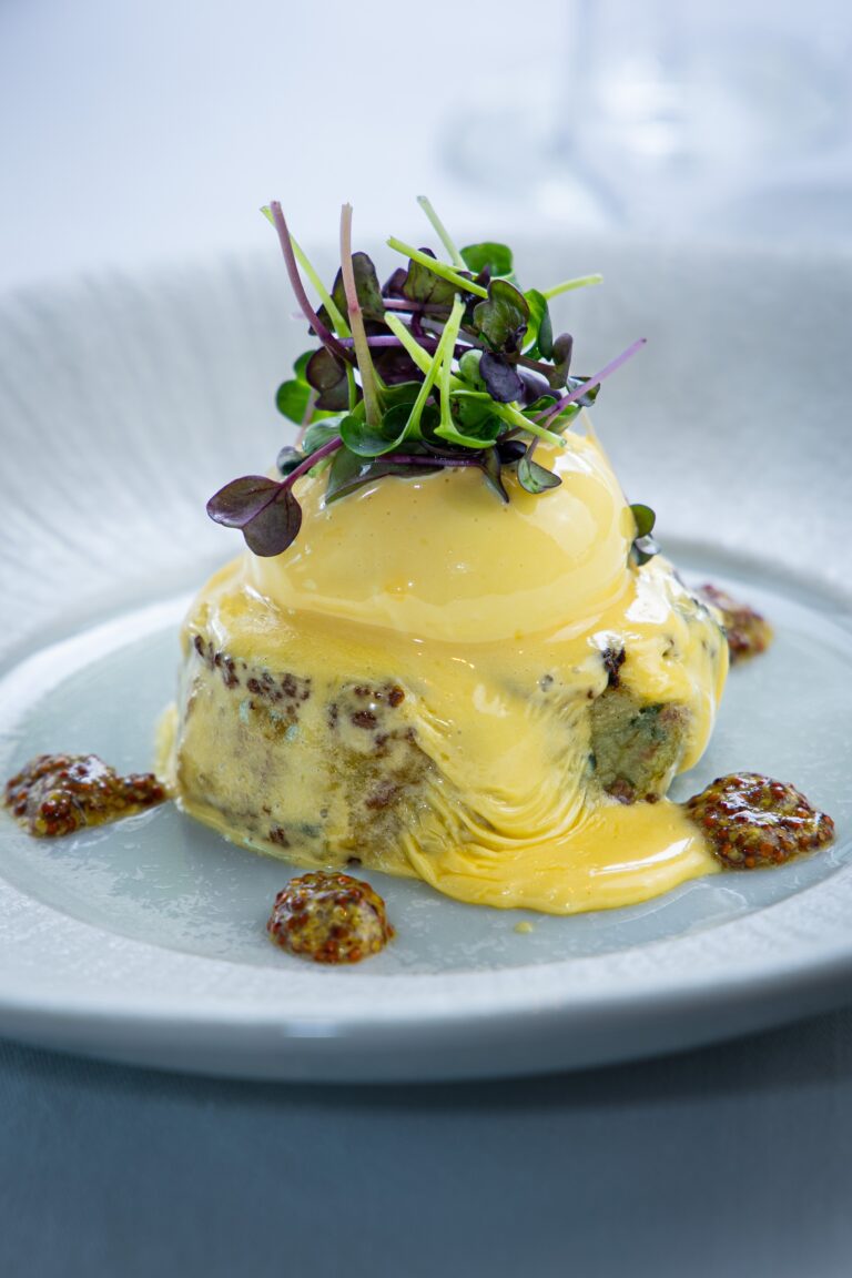 Poached egg on black pudding with hollandaise